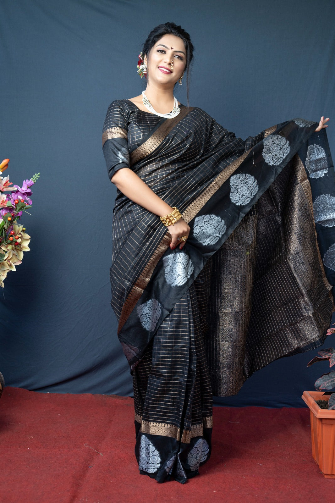 Chex Linen Saree with Gold & Silver Zari Work