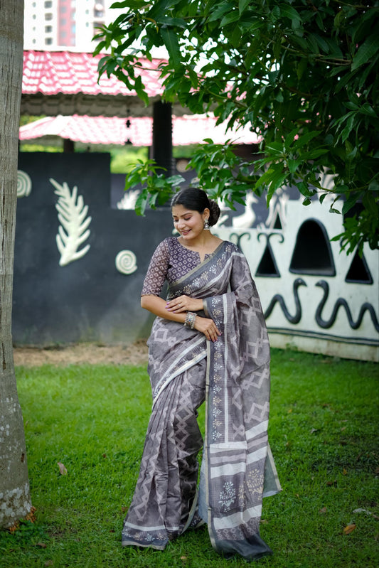Dhanwari Cotton Saree with Traditional Digital Block Print & Zari Border – Contrast Blouse Piece